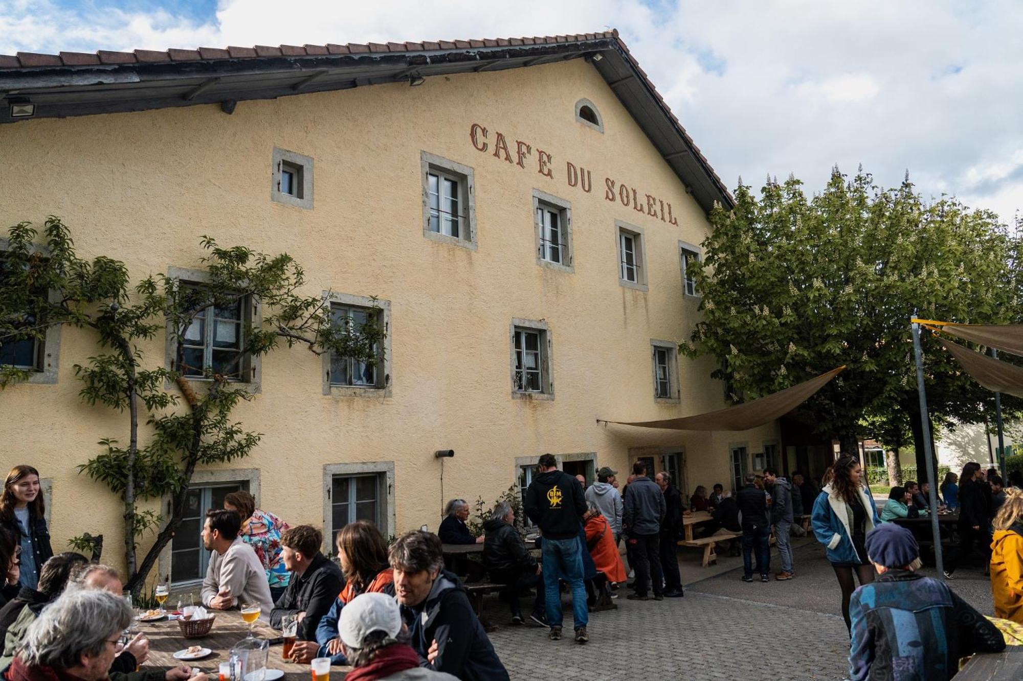 Cafe Du Soleil Hotel Saignelégier Екстериор снимка
